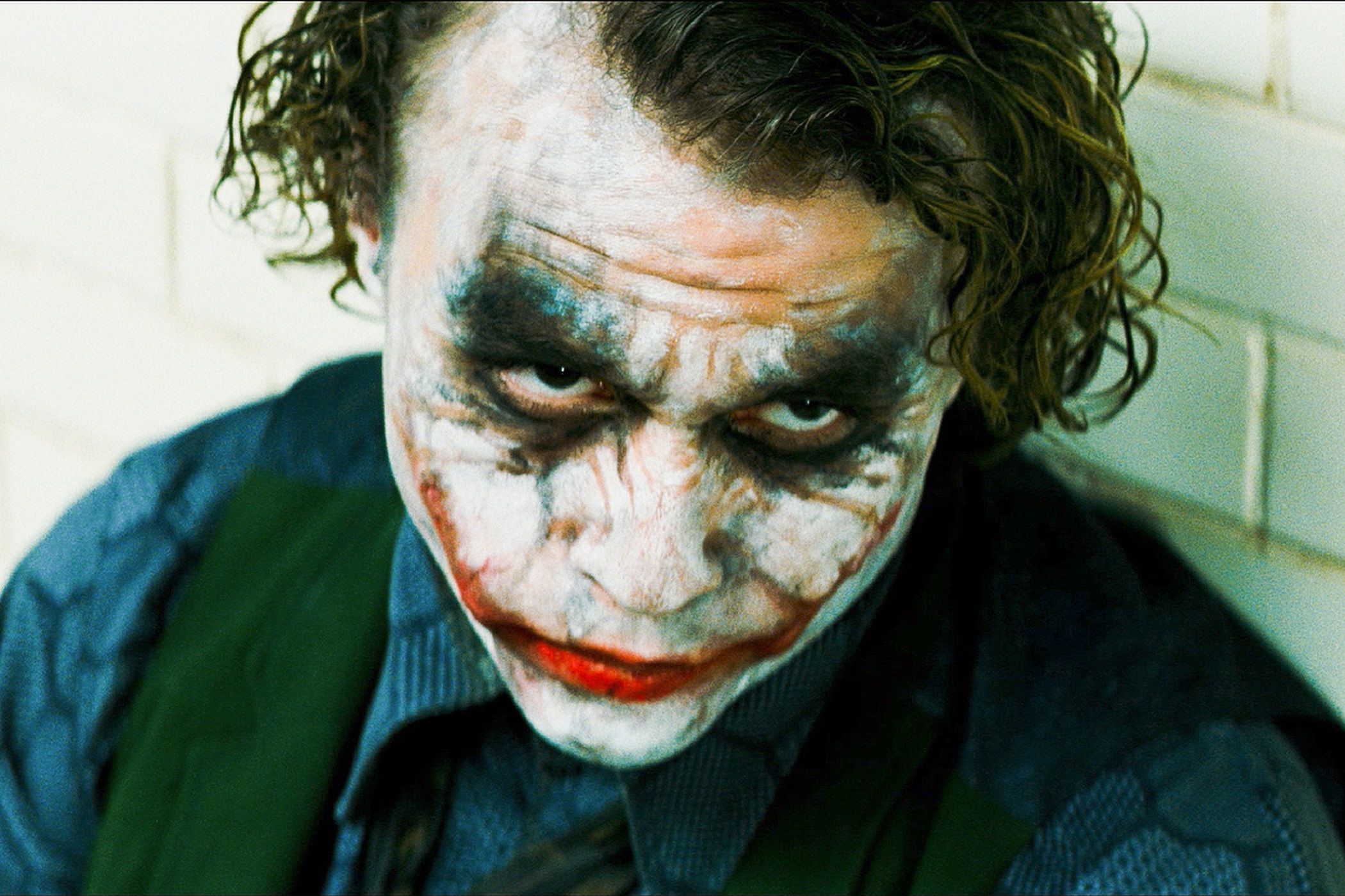 Heath Ledger dans le rôle du Joker alors qu'il était assis par terre dans la salle d'interrogatoire de The Dark Knight.