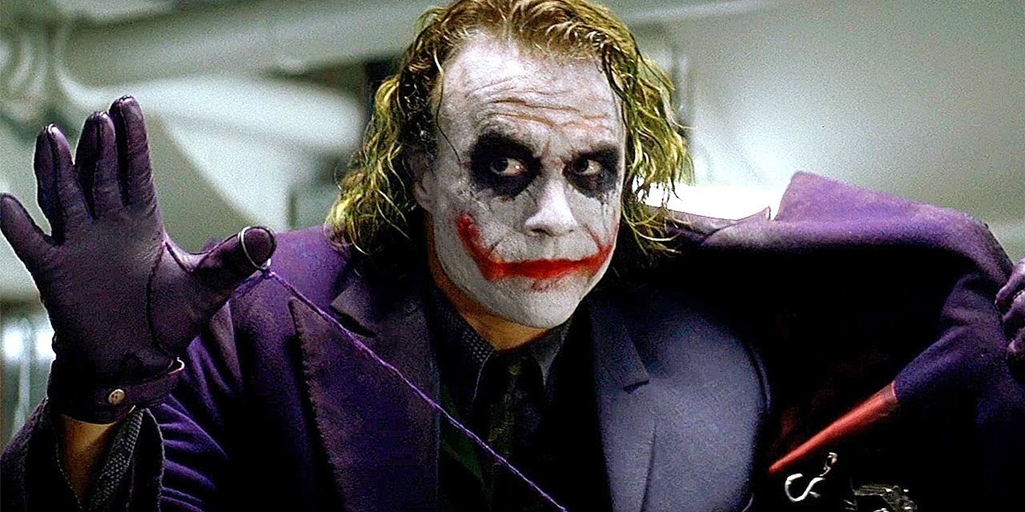 Le Joker de The Dark Knight menace les criminels avec une grenade dans son manteau