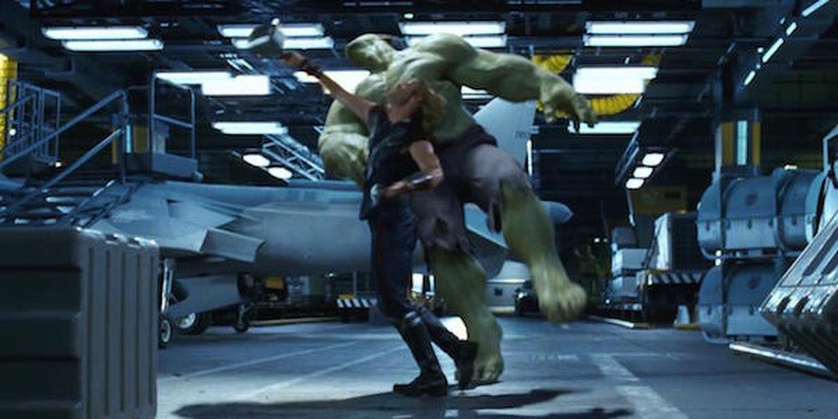 Thor combat Hulk sur l'héliporteur dans Avengers