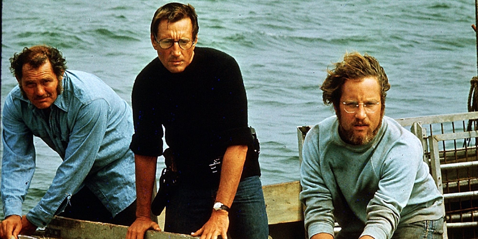 Jaws - Trois hommes sur un bateau regardant l'eau de l'océan