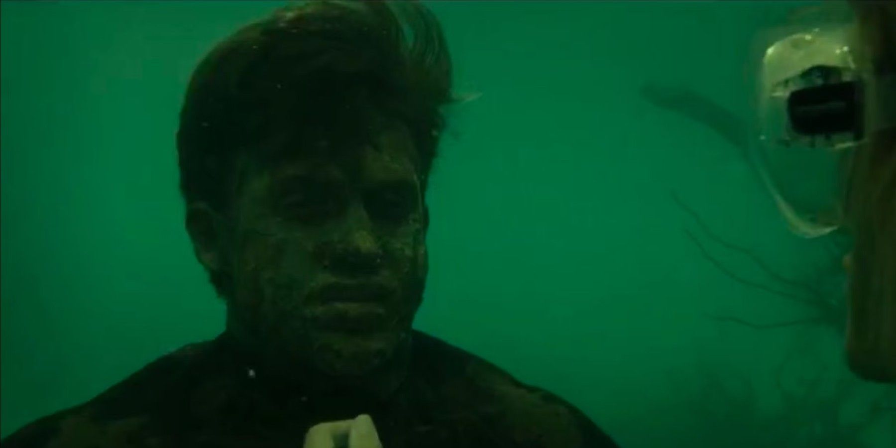 Le cadavre de Jake flotte sous l'eau dans American Horror Stories saison 2 _Lake_(1)