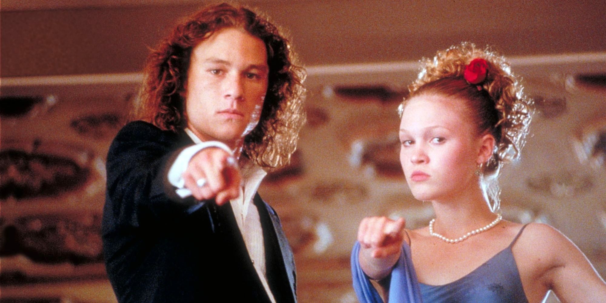 Heath Ledger et Julia Stiles pointant vers la caméra dans 10 Things I Hate About You
