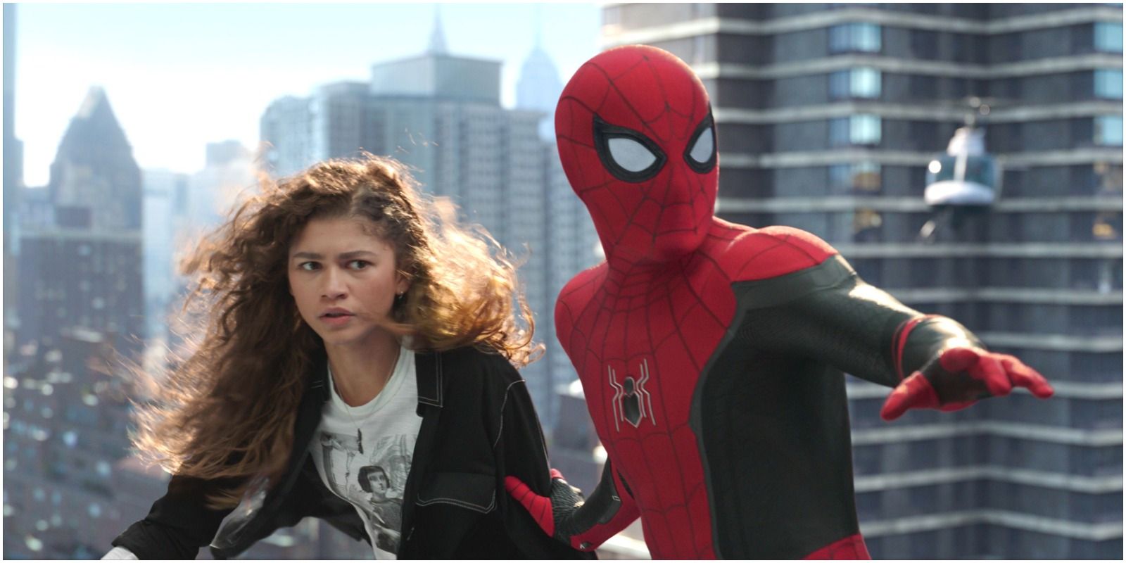 MJ et Spider-Man au sommet d'un pont après que son identité ait été révélée par No Way Home