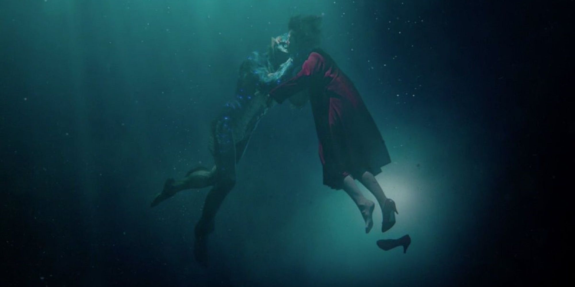 Eliza et l'homme amphibien s'embrassant sous l'eau dans La forme de l'eau.