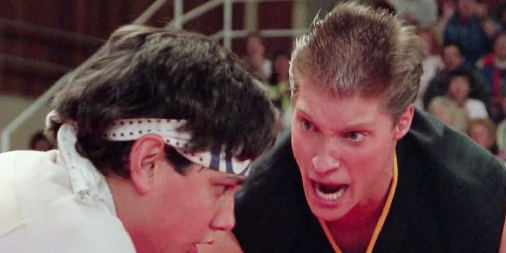 Mike Barnes criant sur Daniel LaRusso dans le film Karate Kid Part III