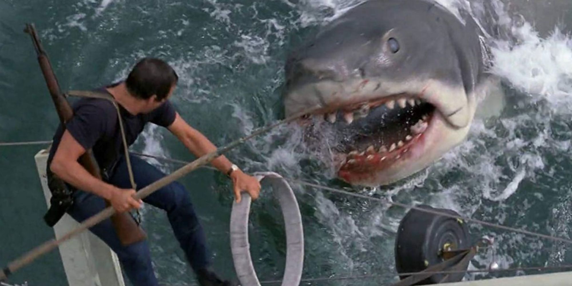 Jaws-shark-attaquant-Brody-sur-le-bateau 