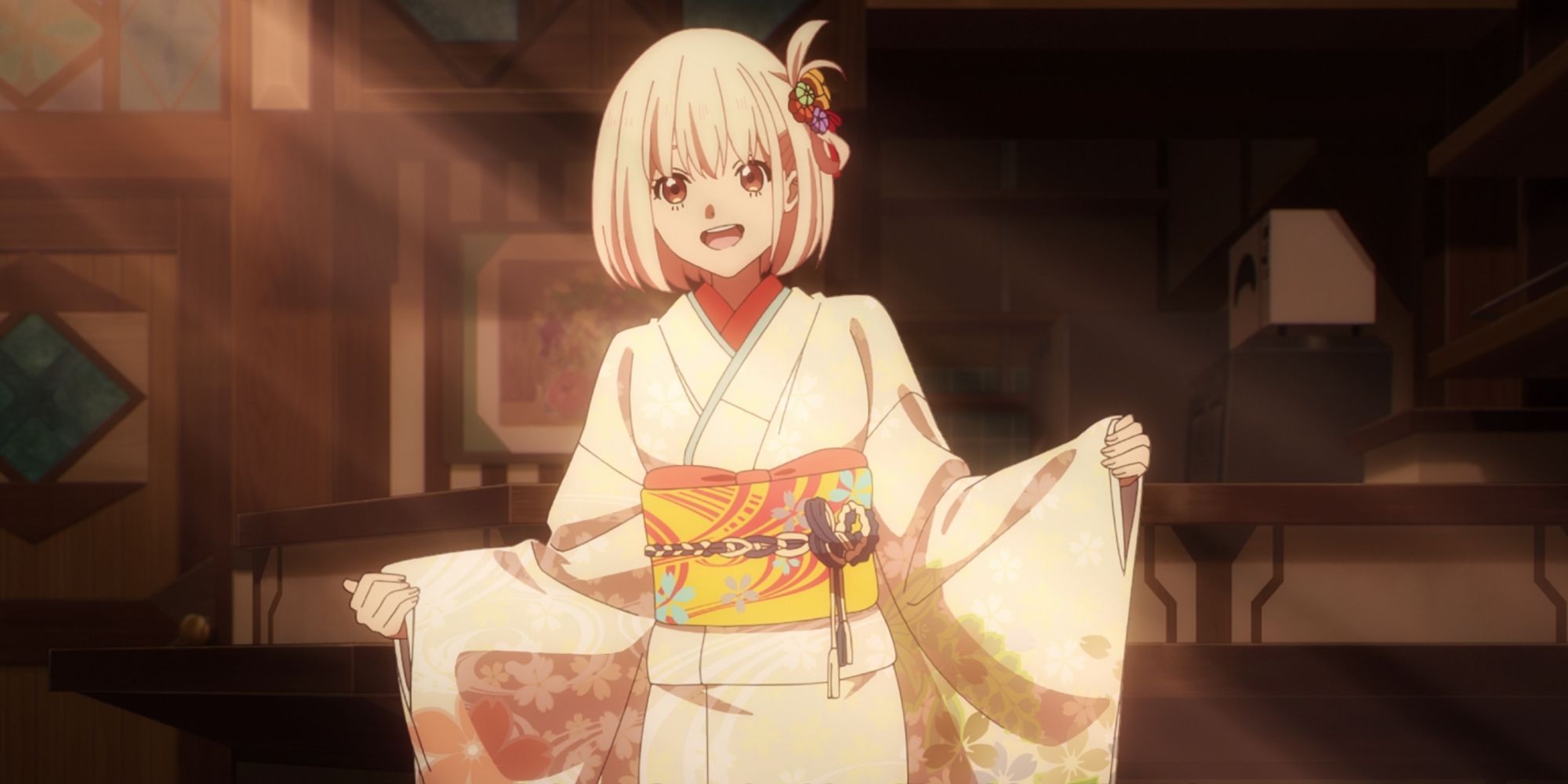 Chisato montre son kimono dans Lycoris Recoil.