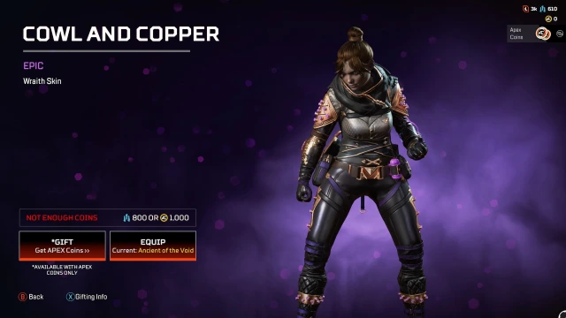 Capuche et peau de Copper Wraith.  La peau normale de Wraith est ornée d'embellissements cuivrés et violets.