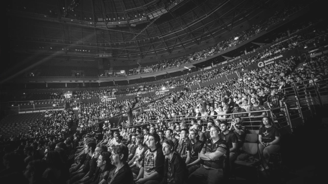 La foule de l'IEM Sydney, en contre-plongée, acclamant la Counter-Strike à la Qudos Bank Arena en 2017.