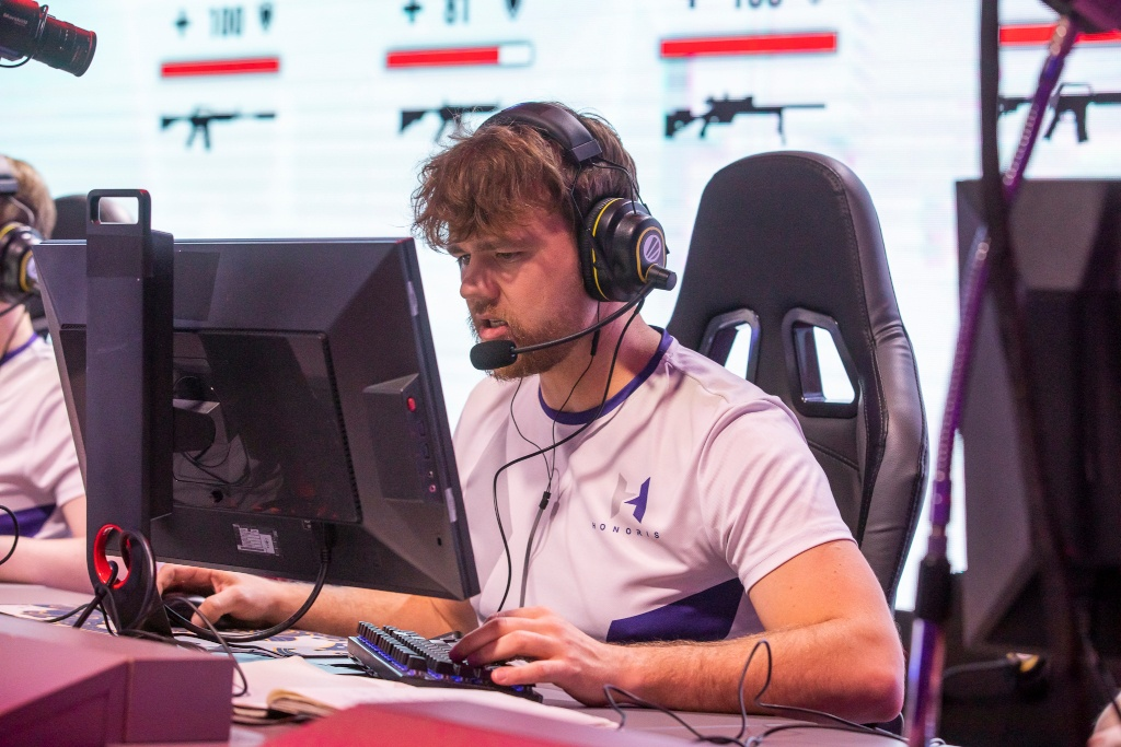 Le joueur polonais CS:GO NEO joue à un tournoi pour HONORIS, assis devant un ordinateur.