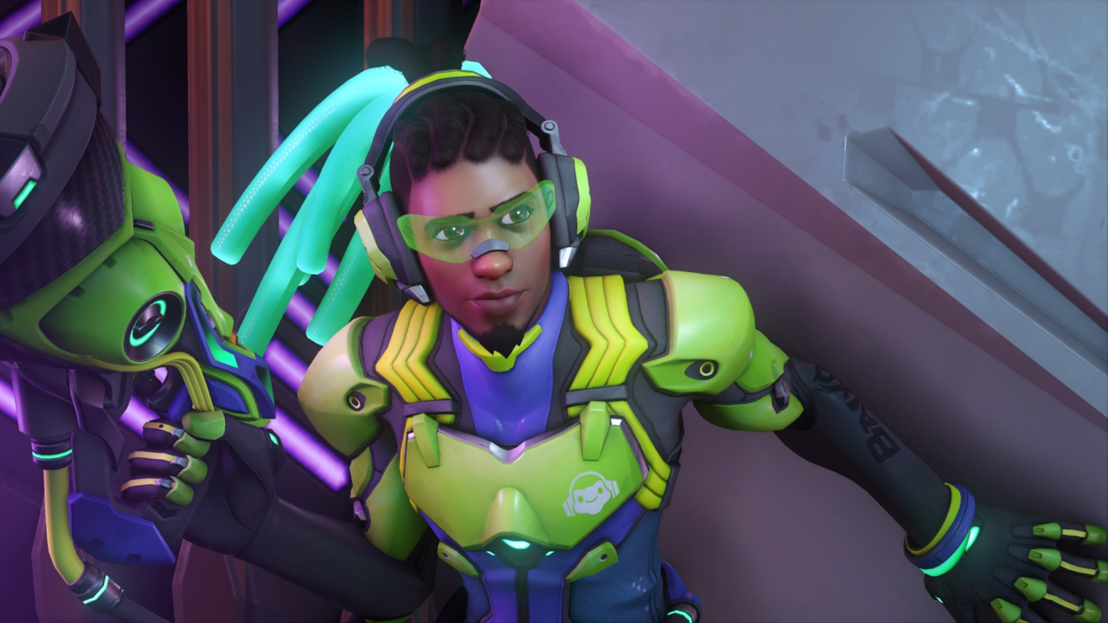 Le personnage de Healing Overwatch 2, Lucio, regarde hors de l'écran tout en tenant son amplificateur sonique. 