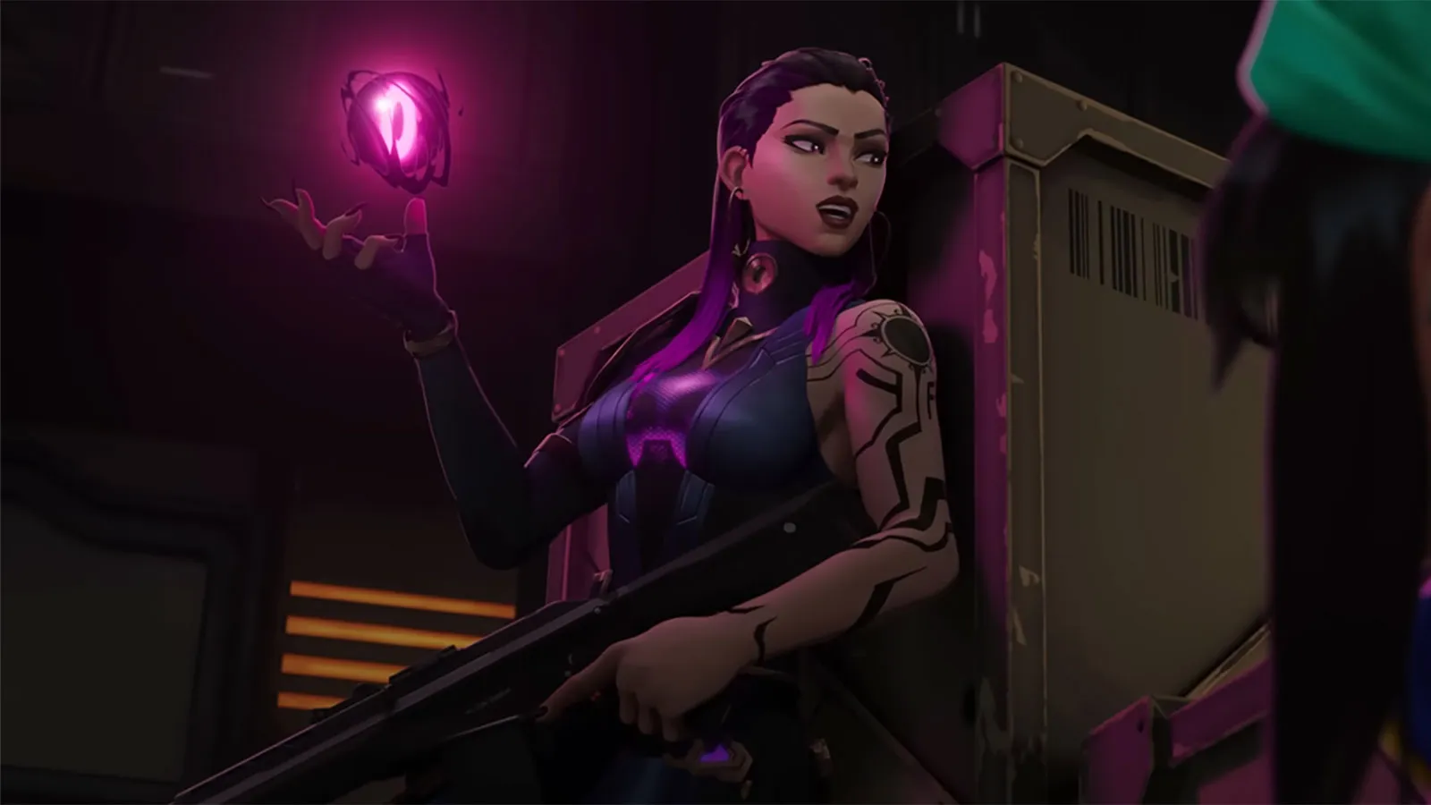 Reyna, agent VALORANT, brandit sa capacité Leer violette brillante tout en se cachant derrière une boîte.