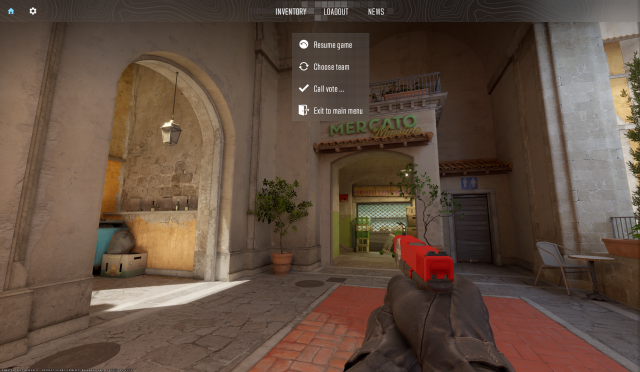 Joueur CS2 tenant une arme à feu et montrant la barre en haut de l'écran que vous devez ouvrir pour vous rendre.