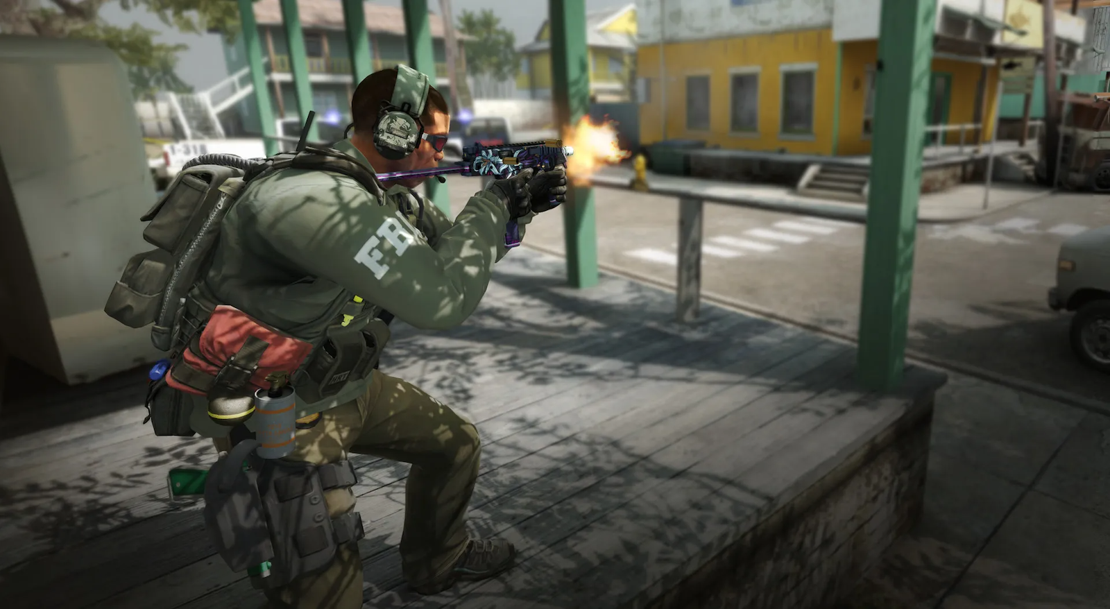 Un soldat est accroupi et tire avec une arme dans une zone dégagée dans Counter-Strike : Global Offensive.
