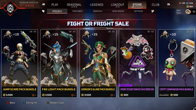 Une capture d'écran du menu de la boutique Apex Legends montrant la vente de combat ou de frayeur.  Cinq options s'affichent à l'écran.  De gauche à droite : Jump Scare Octane, Fae Light Valkyrie, Gorgon's Glare Catalyst, un lot d'autocollants et un charme.