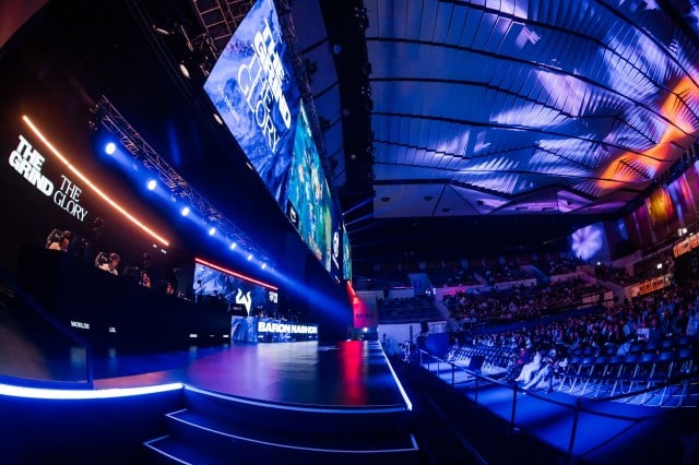 La scène du Championnat du monde League of Legends 2023 avec éclairage bleu.