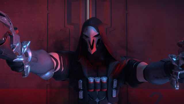 Reaper debout contre le mur avec des fusils de chasse