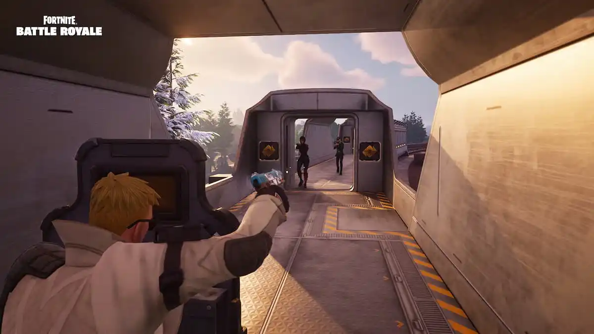 Un joueur combattant dans un train avec un bouclier balistique dans Fortnite.