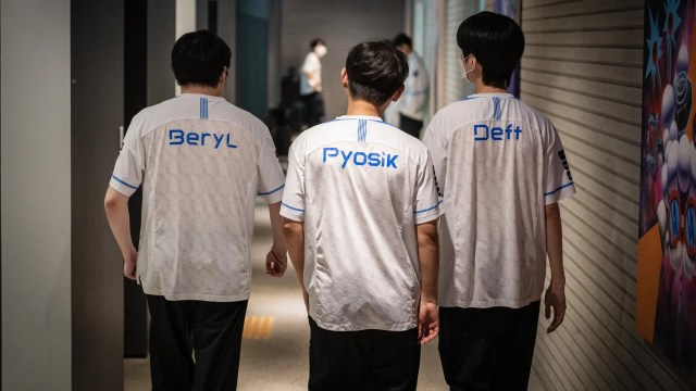 Pyosik, Deft et BeryL marchant dans le couloir.
