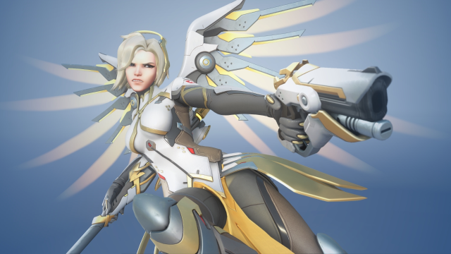Mercy, dans sa peau blanche traditionnelle par défaut, vise son pistolet avec ses ailes largement déployées.