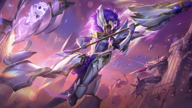 Le splash art officiel de Star Guardian Rell, représentant le champion dans une armure blanche brillante avec de grands cheveux violets, brandissant sa lance brevetée se préparant à sauter sur les ennemis.