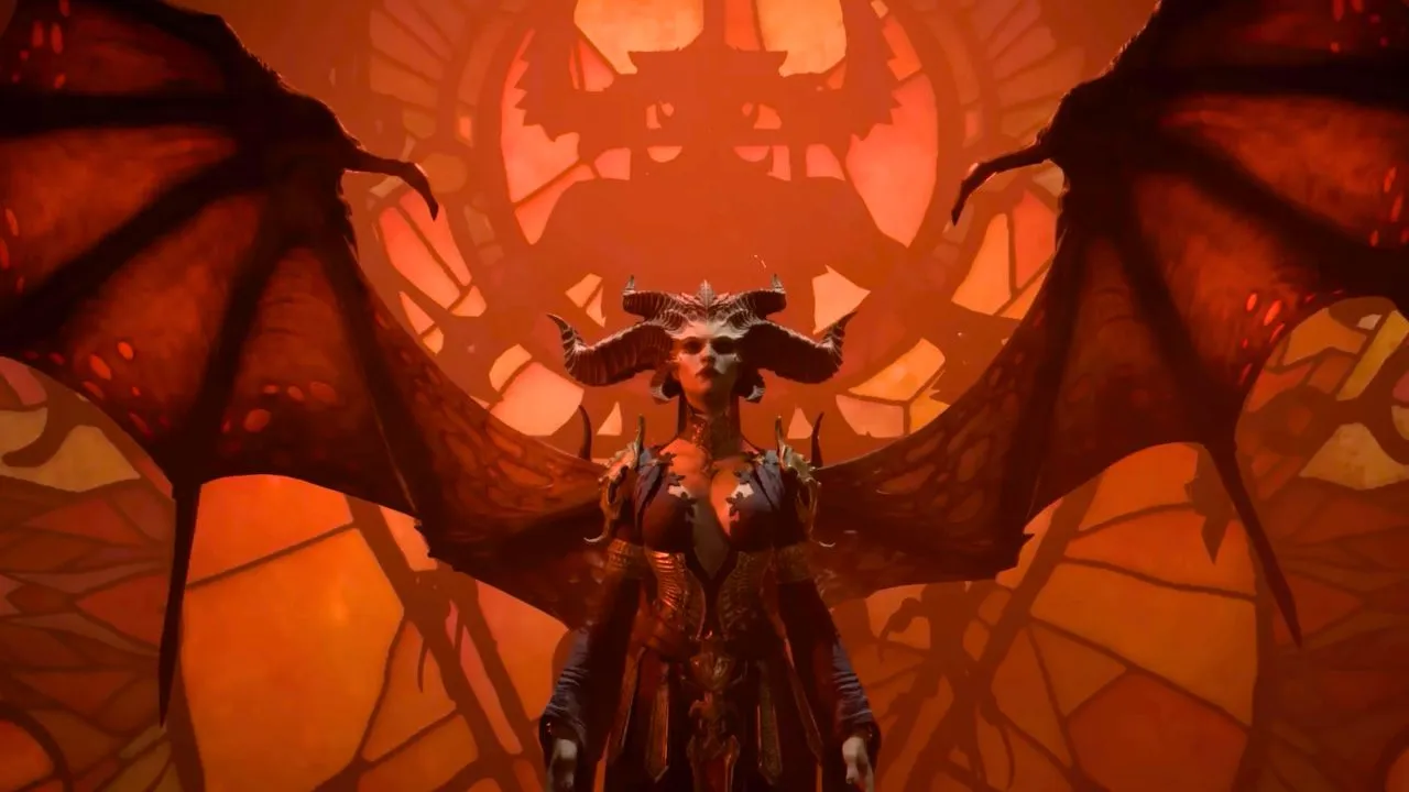 Une femme avec des cornes et des ailes devant un vitrail dans Diablo 4