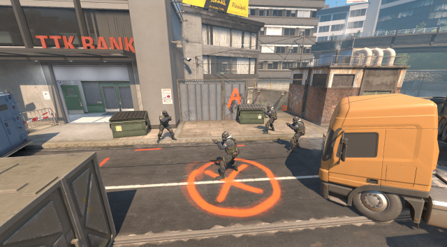 Capture d'écran prise du site explosif d'Overpass A dans CS2, mettant en vedette quatre contre-terroristes tenant des pistolets.